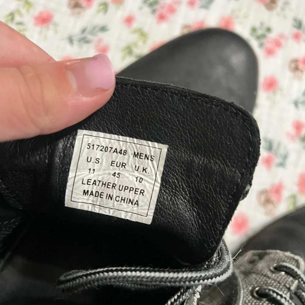Levi's Men's Black and Gray Boots